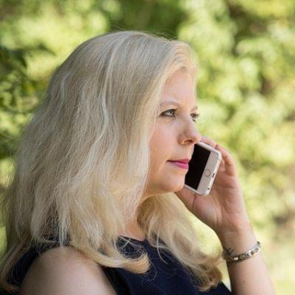 frau am mobilephone-pixabay2105780_640